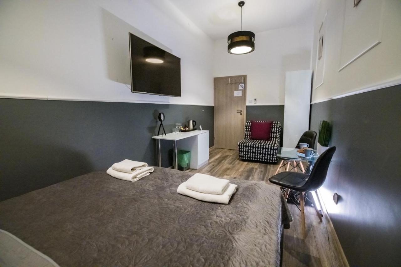 Leo Main Square Apartment
